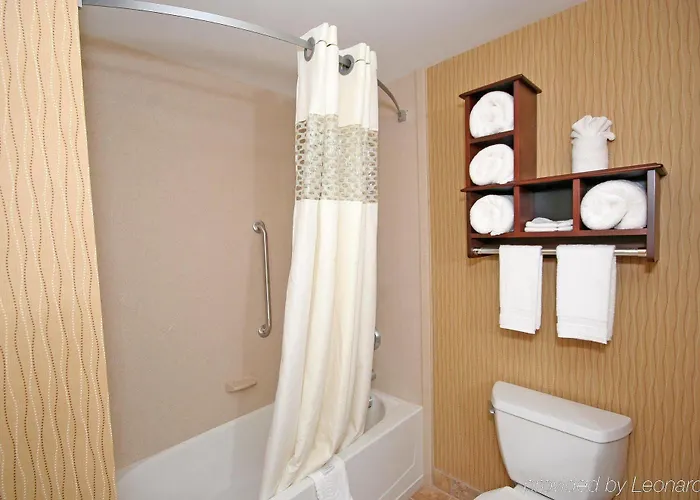 Hampton & Winston-salem/university Area Hotel 3*